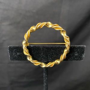 Gold tone twisted wreath brooch